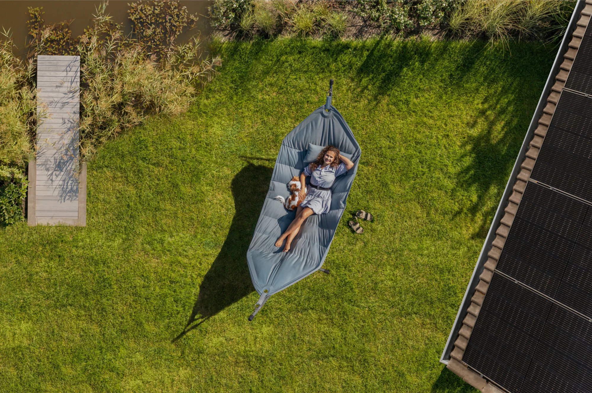Pannelli solari vicino a ragazza su amaca